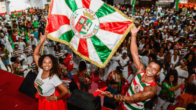 Rhythm, color and passion on an unforgettable night with samba dancers in Rio.
