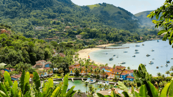 Relax on dreamy beaches and explore the unspoiled nature of Angra dos Reis on an unforgettable tour.