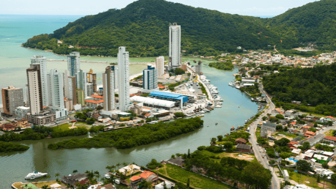 Playa de Laranjeiras – Teleférico Unipraias en Balneario Camboriú