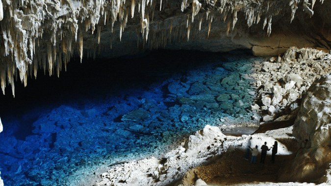 Águas azuis cristalinas na Gruta do Lago Azul em Bonito