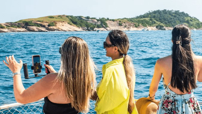 Descubre el archipiélago natural de Cagarras en un paseo en barco inolvidable.