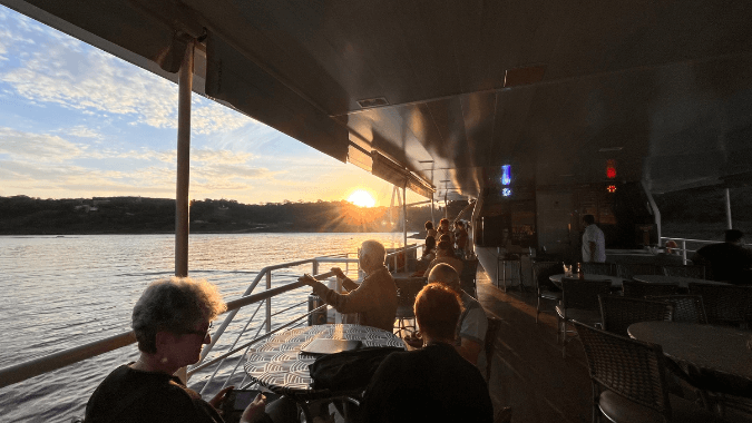 Balade panoramique en catamaran à Foz do Iguaçu avec dîner à bord Balade panoramique en catamaran à Foz do Iguaçu avec dîner à bord