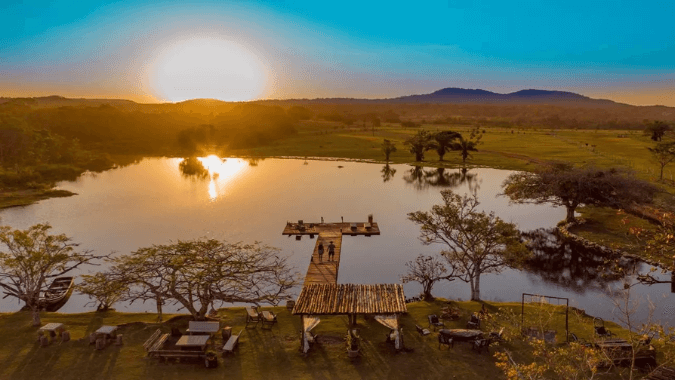 Excursion cascades Ceita Corê à Bonito avec piscines naturelles cristallines.