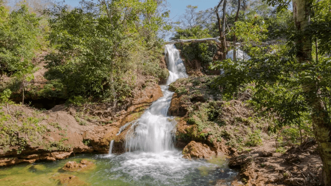 Randonnée parmi les cascades et bassins bleus lors du tour Ceita Corê à Bonito.