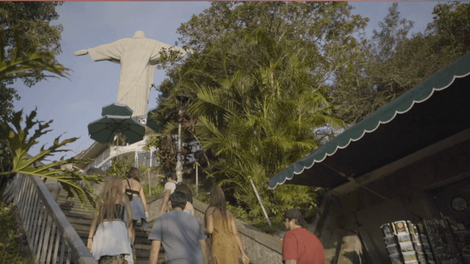 Embarque em um emocionante passeio ao Cristo Redentor e descubra a majestade desta estátua icônica no topo do Corcovado