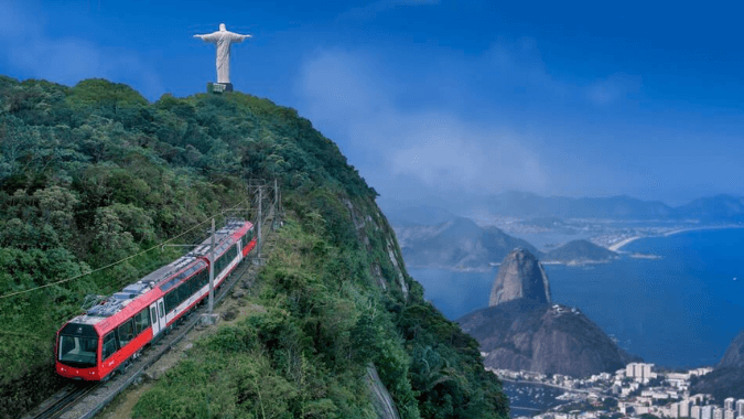Você atravessará a exuberante Floresta da Tijuca em um pitoresco trem histórico e testemunhará as vistas panorâmicas mais deslumbrantes do Rio de Janeiro