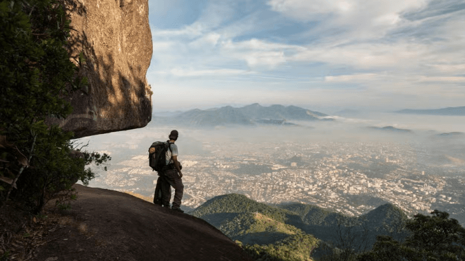 Aventura de trilha e rapel na exuberante Floresta da Tijuca.