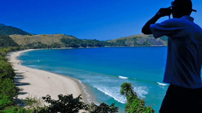 Randonnez à travers la luxuriante forêt atlantique jusqu'à la paradisiaque Praia do Sono, un joyau caché de Paraty.