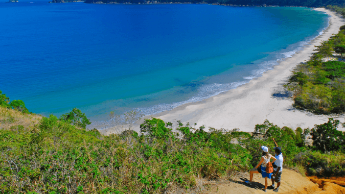 Profitez des eaux cristallines et du sable doré de Praia do Sono, accessible uniquement par sentier ou bateau depuis Paraty.