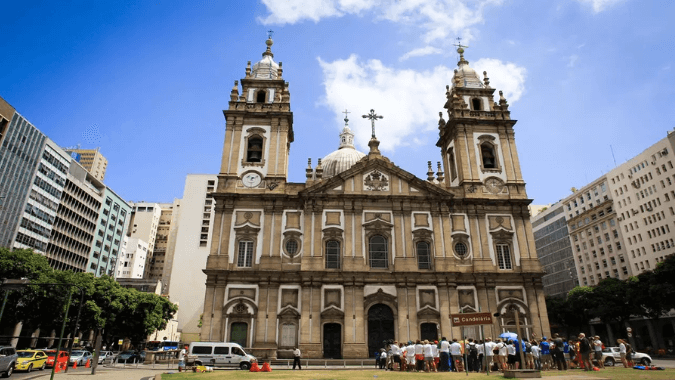 Descubra o charme colonial do Rio de Janeiro neste passeio a pé pelo centro histórico.