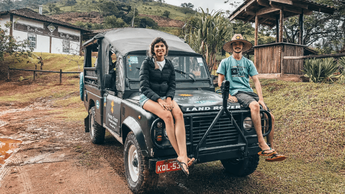 Aventura de jeep pela mata atlântica de Paraty: natureza e adrenalina.