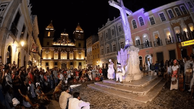 Ruas históricas de Pelourinho iluminadas no tour noturno em Salvador Ruas históricas de Pelourinho iluminadas no tour noturno em Salvador