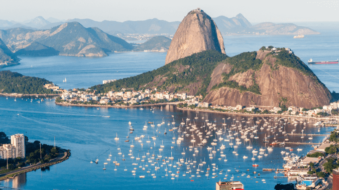 Passeio de barco na Baía de Guanabara com vista para o Pão de Açúcar