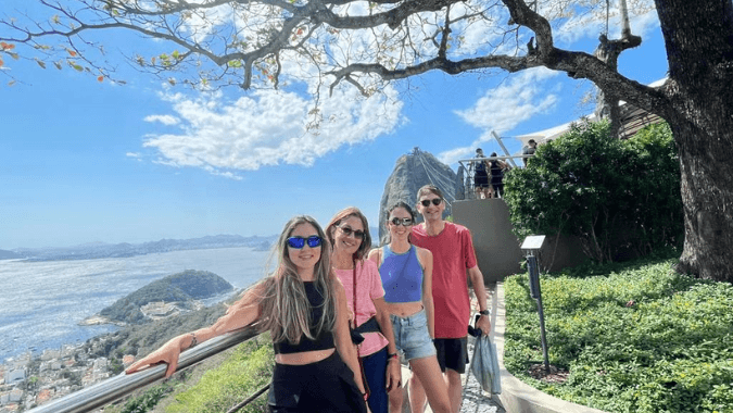 Faça um passeio de dia inteiro no Rio de Janeiro com guia e almoço. Visite o Cristo Redentor, o Pão de Açúcar e muito mais!