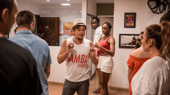 Aprenda samba no Rio com uma aula divertida para iniciantes.