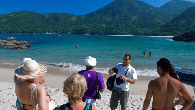 Passeio a Trindade saindo de Paraty: praias cristalinas e piscinas naturais