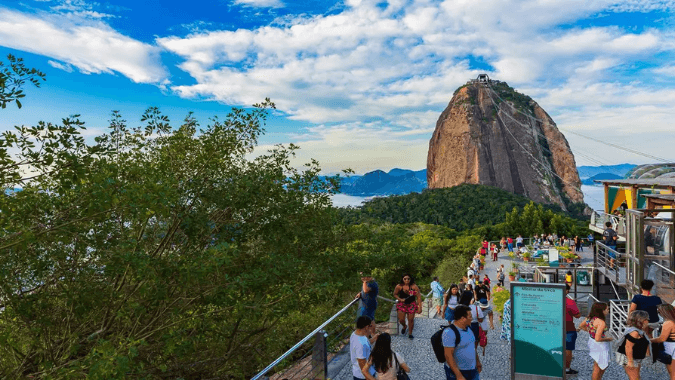Vista panorámica del atardecer desde el Pan de Azúcar, una experiencia imperdible en Río de Janeiro.