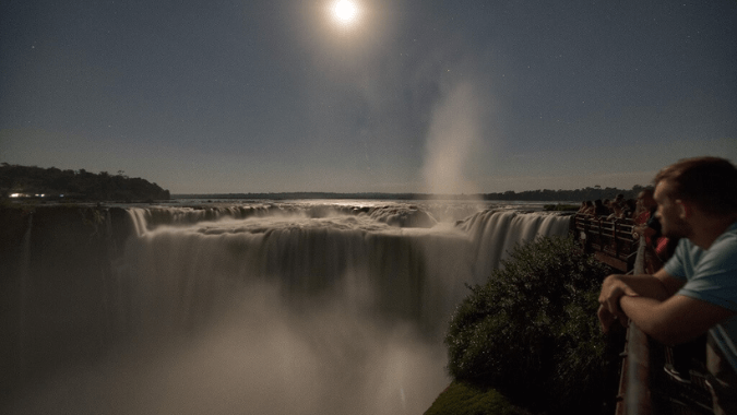 Experimenta una vista impresionante de las Cataratas de Iguaz&uacute; iluminadas por la luz de la luna llena